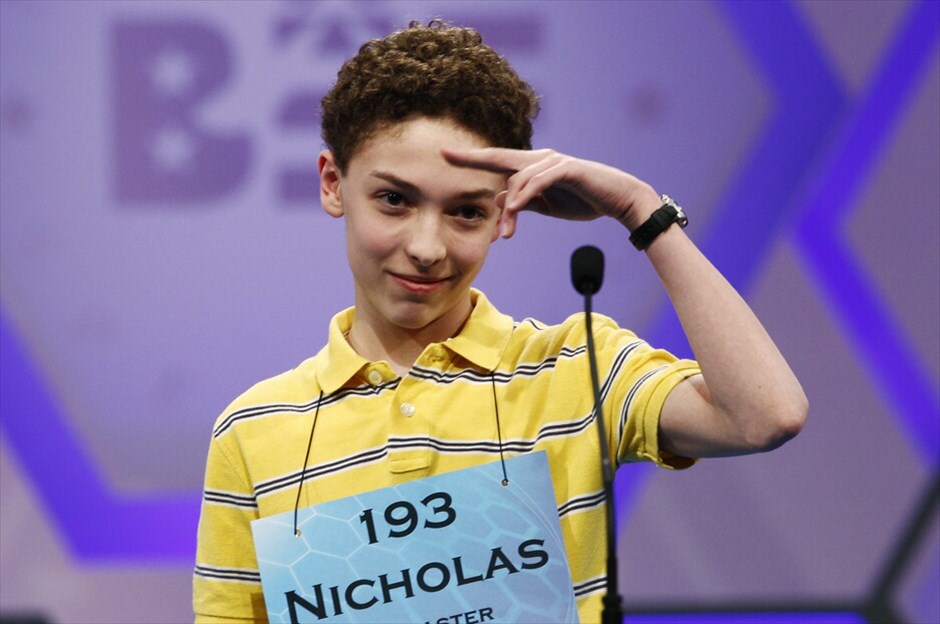 ΗΠΑ: Μαθητικός Διαγωνισμός Ορθογραφίας #15. O Νίκολας Ρούσλοου, 14 ετών από το Οχάιο, αποχαιρετάει το κοινό καθώς έκανε λάθος στην ορθογραφία της λέξης στον τελικό γύρο του Scripps National Spelling Bee. 9 διαγωνιζόμενοι έχουν περάσει στον τελικό γύρο του διαγωνισμού./