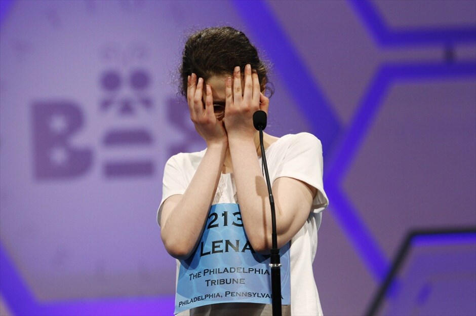 ΗΠΑ: Μαθητικός Διαγωνισμός Ορθογραφίας #16. Η Λένα Γκρίνμπεργκ, 14 ετών, από τη Φιλαδέλφεια κάνει λάθος στην ορθογραφία της λέξης στον τελικό γύρο του Scripps National Spelling Bee. 9 διαγωνιζόμενοι έχουν περάσει στον τελικό γύρο του διαγωνισμού./