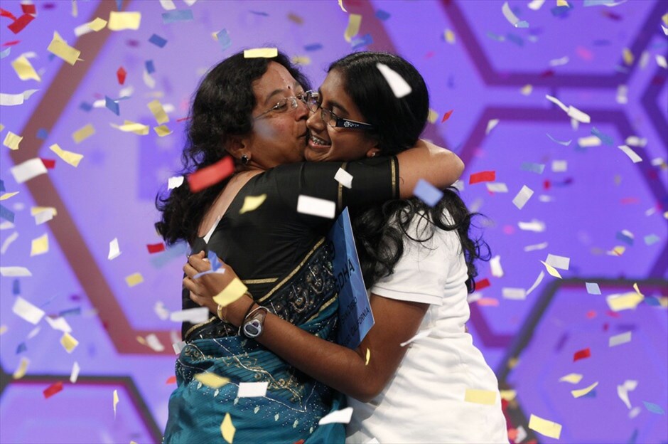 ΗΠΑ: Μαθητικός Διαγωνισμός Ορθογραφίας #17. Η Σνίγκντα Ναντιπάτι, 14 ετών, από το Σαν Ντιέγκο της Καλιφόρνια πανηγυρίζει με τη μητέρα της μετά τη νίκη της στο διαγωνισμό Scripps National Spelling Bee./