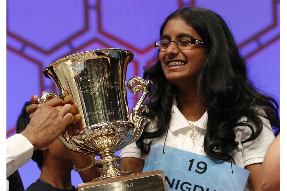 ΗΠΑ: Μαθητικός Διαγωνισμός Ορθογραφίας #18. Η Σνίγκντα Ναντιπάτι, 14 ετών, από το Σαν Ντιέγκο της Καλιφόρνια, κρατάει το βραβείο της αφού κέρδισε το διαγωνισμό Scripps National Spelling Bee./