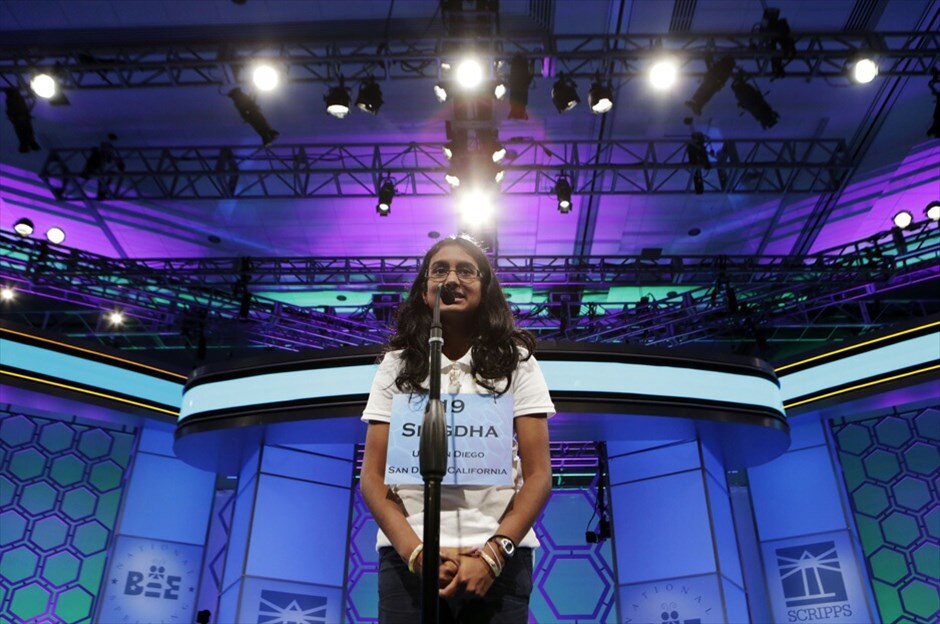 ΗΠΑ: Μαθητικός Διαγωνισμός Ορθογραφίας #19. Η Σνίγκντα Ναντιπάτι, 14 ετών, από το Σαν Ντιέγκο της Καλιφόρνια, συλλαβίζει μία λέξη, κερδίζοντας το διαγωνισμό Scripps National Spelling Bee./