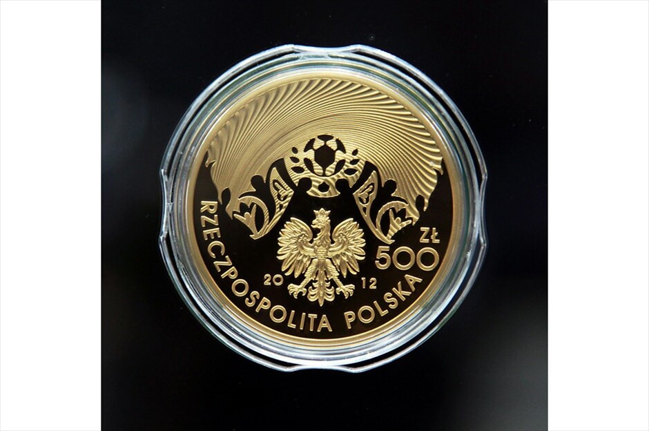 Συλλεκτικά νομίσματα για το Euro 2012 #2. Η Εθνική Τράπεζα της Πολωνίας προετοίμασε μια ειδική αναμνηστική έκδοση συλλεκτικών νομισμάτων για το Euro 2012. Τα νομίσματα από χρυσό και ασήμι είναι διαθέσιμα προς πώληση σε συλλέκτες.