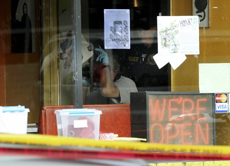 Μακελειό στο Σιάτλ #3. Πέντε νεκρούς άφησε πίσω του ένοπλος στο Σιάτλ, ο οποίος μόλις τον εντόπισε η αστυνομία, αυτοπυροβολήθηκε στο κεφάλι, για να υποκύψει λίγο αργότερα στα τραύματά του στο νοσοκομείο όπου είχε μεταφερθεί. O ένοπλος περίπου 40 ετών εισήλθε σε καφετέρια κοντά στο πανεπιστήμιο του Σιάτλ και άρχισε να πυροβολεί με πιστόλι τους θαμώνες. Nωρίτερα, είχε σκοτώσει μια γυναίκα για να της κλέψει το αυτοκίνητο με το οποίο στη συνέχεια διέφυγε.