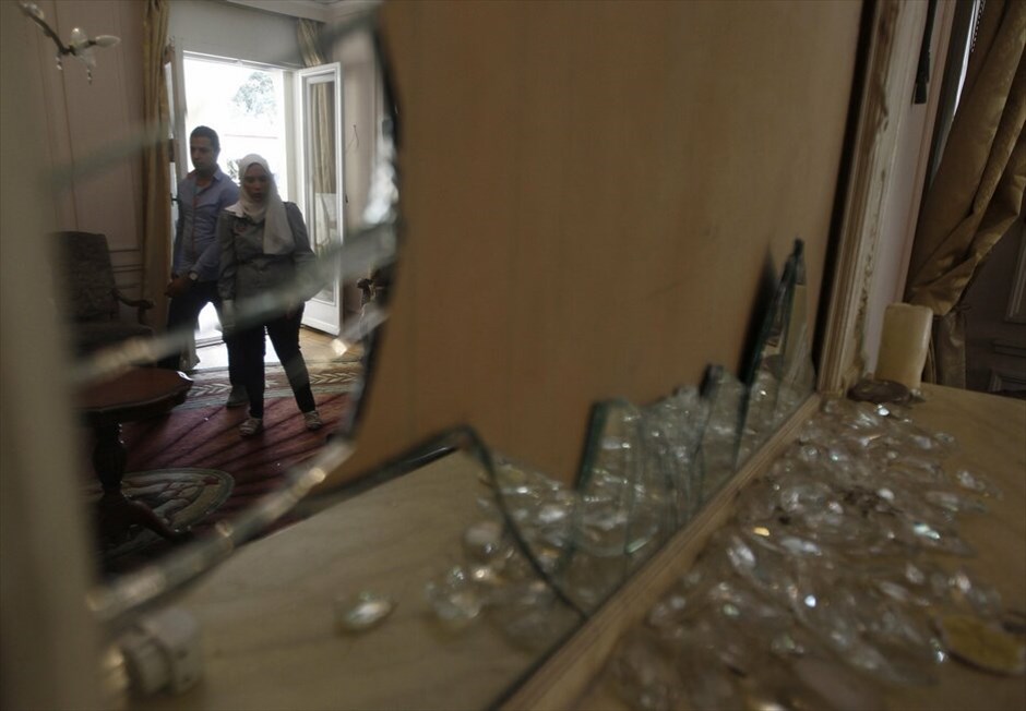 Αίγυπτος: Eπίθεση σε εκλογικό τμήμα του Αχμάντ Σαφίκ #9. Επίθεση δέχθηκε το αρχηγείο της προεκλογικής εκστρατείας του Αχμαντ Σαφίκ, τελευταίου πρωθυπουργού του καθεστώτος Μουμπάρακ στην Αίγυπτο, λίγες ώρες μετά την επίσημη επιβεβαίωση ότι ο Σαφίκ θα αντιμετωπίσει στο δεύτερο γύρο των προεδρικών εκλογών τον υποψήφιο των Αδελφών Μουσουλμάνων Μοχάμεντ Μορσί.