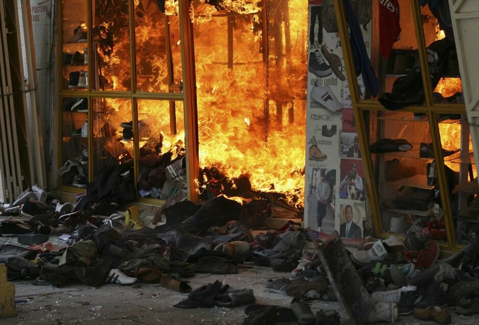 Kένυα: Εκρηξη με τραυματίες στο Ναϊρόμπι #3. Πάνω από δώδεκα άνθρωποι τραυματίστηκαν από έκρηξη που συγκλόνισε το κέντρο του Ναϊρόμπι το μεσημέρι της Δευτέρας. Η έκρηξη σημειώθηκε σε εμπορικό συγκρότημα, ενώ τα αίτιά της παραμένουν μέχρι στιγμής αδιευκρίνιστα.
