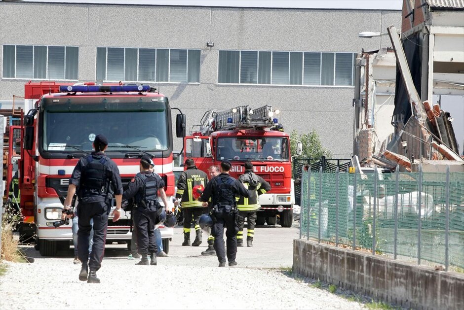 Ιταλία: Νέος φονικός σεισμός #18. Σεισμική δόνηση μεγέθους 5,8 βαθμών της κλίμακας Ρίχτερ ταρακούνησε το πρωί περιοχές της βόρειας Ιταλίας. Σύμφωνα με τις τελευταίες πληροφορίες που μεταδίδει και η Corriere della Sera, ο αριθμός των νεκρών ανέβηκε στους δέκα. Ο σεισμός σημειώθηκε στις 10.00 το πρωί (ώρα Ελλάδος, 09.00 τοπική) και έγινε ιδιαίτερα αισθητός τόσο στο Μιλάνο, όπου πανικόβλητος ο κόσμος βγήκε στους δρόμους, όσο και στη Μπολόνια. Το επίκεντρό του εντοπίστηκε 38 χλμ βορειοανατολικά της Μόντενα και 9 χλμ της Μιράντολα -όπου είχαν σημειωθεί ζημιές από το σεισμό της προηγούμενης εβδομάδας-, ενώ το εστιακό του βάθος ήταν 10 χλμ.