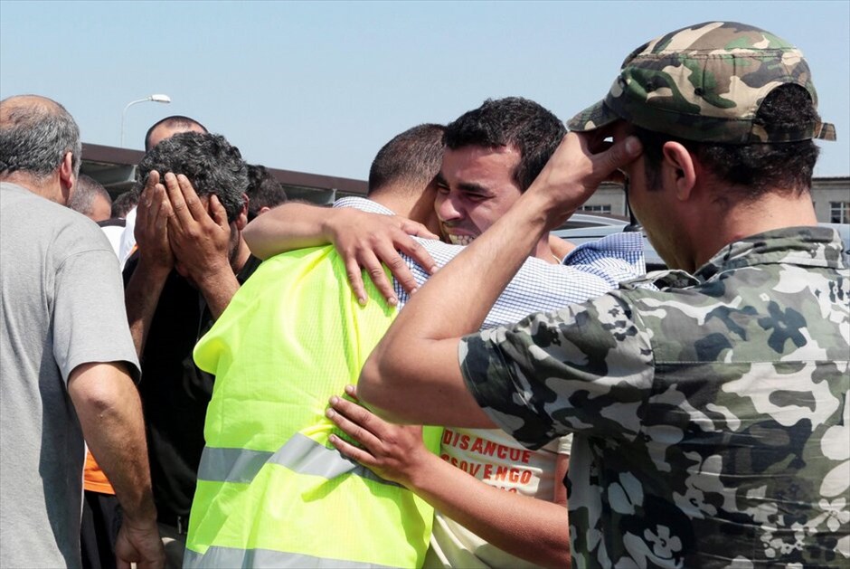 Ιταλία: Νέος φονικός σεισμός #20. Σεισμική δόνηση μεγέθους 5,8 βαθμών της κλίμακας Ρίχτερ ταρακούνησε το πρωί περιοχές της βόρειας Ιταλίας. Σύμφωνα με τις τελευταίες πληροφορίες που μεταδίδει και η Corriere della Sera, ο αριθμός των νεκρών ανέβηκε στους δέκα. Ο σεισμός σημειώθηκε στις 10.00 το πρωί (ώρα Ελλάδος, 09.00 τοπική) και έγινε ιδιαίτερα αισθητός τόσο στο Μιλάνο, όπου πανικόβλητος ο κόσμος βγήκε στους δρόμους, όσο και στη Μπολόνια. Το επίκεντρό του εντοπίστηκε 38 χλμ βορειοανατολικά της Μόντενα και 9 χλμ της Μιράντολα -όπου είχαν σημειωθεί ζημιές από το σεισμό της προηγούμενης εβδομάδας-, ενώ το εστιακό του βάθος ήταν 10 χλμ.