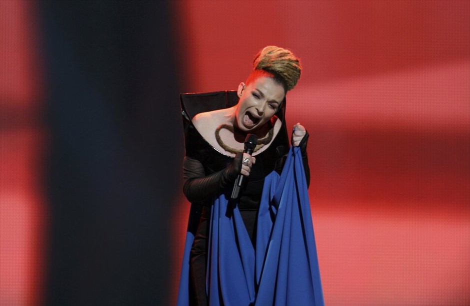 Eurovision 2012: Πρώτος ημιτελικός #6. Η Rona Nishliu ερμηνεύοντας το τραγούδι «Suus» χάρισε στην Αλβανία το εισιτήριο για τον τελικό του Σαββάτου.