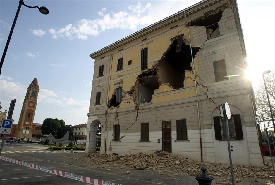 Ιταλία: Σεισμός 5,9 Ρίχτερ με έξι θύματα #1. Μεγάλες είναι οι ζημιές από την σεισμική δόνηση 5,9 Ρίχτερ, η οποία σημειώθηκε στις 4.04 το πρωί, στην περιφέρεια Εμίλια Ρομάνια της βόρειας Ιταλίας. Έξι άτομα έχασαν την ζωή τους και οι τραυματίες ξεπερνούν τους 50. Το απόγευμα σημειώθηκε ισχυρός μετασεισμός 5,1 Ρίχτερ, προκαλώντας νέες καταρρεύσεις κτηρίων.