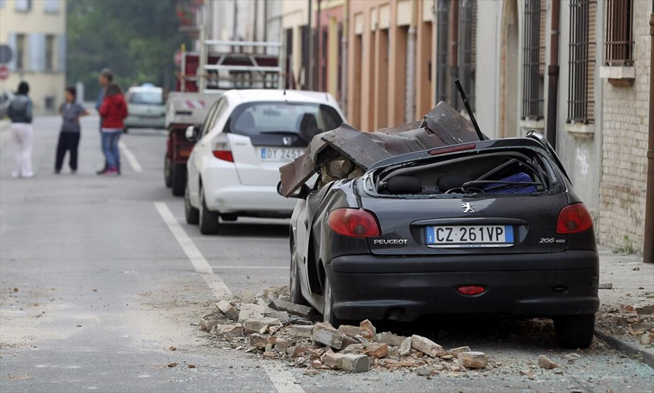 Ιταλία: Σεισμός 5,9 Ρίχτερ με έξι θύματα #16. Μεγάλες είναι οι ζημιές από την σεισμική δόνηση 5,9 Ρίχτερ, η οποία σημειώθηκε στις 4.04 το πρωί, στην περιφέρεια Εμίλια Ρομάνια της βόρειας Ιταλίας. Έξι άτομα έχασαν την ζωή τους και οι τραυματίες ξεπερνούν τους 50. Το απόγευμα σημειώθηκε ισχυρός μετασεισμός 5,1 Ρίχτερ, προκαλώντας νέες καταρρεύσεις κτηρίων.