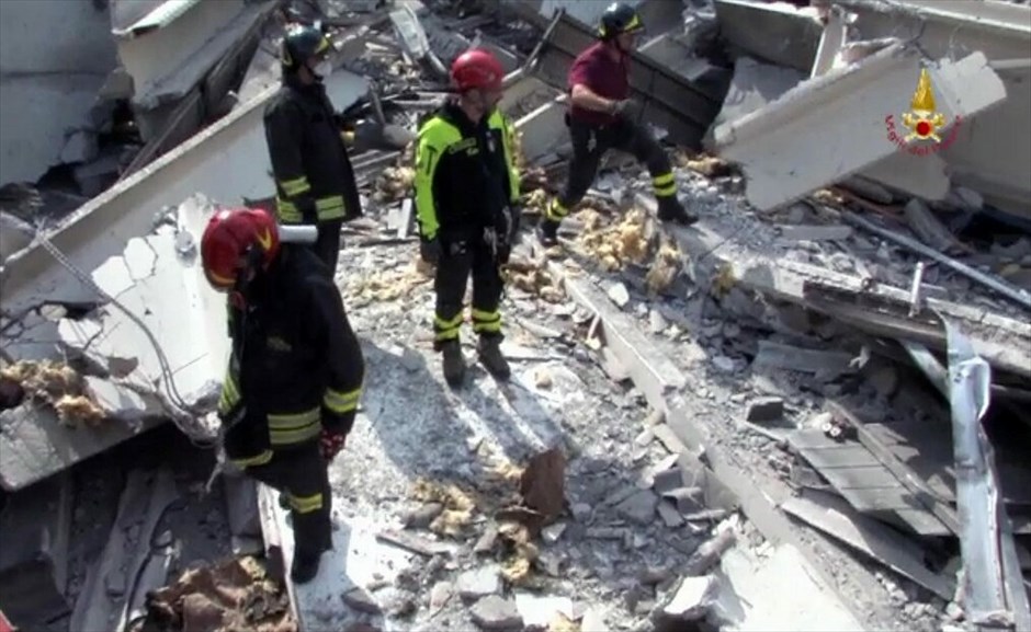 Ιταλία: Σεισμός 5,9 Ρίχτερ με έξι θύματα #17. Μεγάλες είναι οι ζημιές από την σεισμική δόνηση 5,9 Ρίχτερ, η οποία σημειώθηκε στις 4.04 το πρωί, στην περιφέρεια Εμίλια Ρομάνια της βόρειας Ιταλίας. Έξι άτομα έχασαν την ζωή τους και οι τραυματίες ξεπερνούν τους 50. Το απόγευμα σημειώθηκε ισχυρός μετασεισμός 5,1 Ρίχτερ, προκαλώντας νέες καταρρεύσεις κτηρίων.