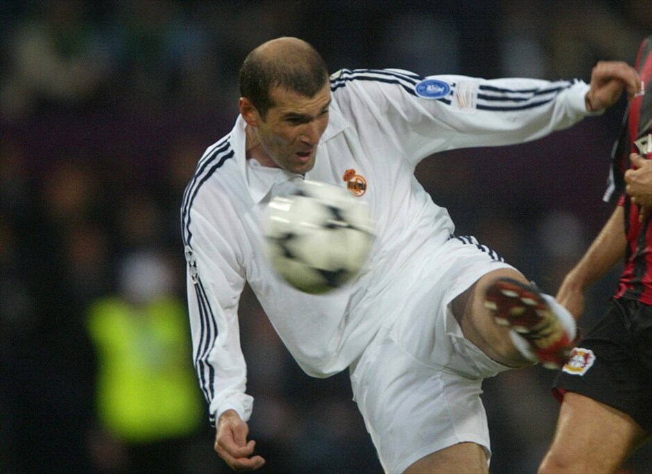 Champions League: Οι 10 τελευταίοι τελικοί #1. Το Χάμπτεν Παρκ της Σκωτίας φιλοξένησε τον 10ο σε σειρά τελικό του Champions League όπως μετονομάστηκε από το 1992 το Κύπελλο Πρωταθλητριών.  Ρεάλ Μαδρίτης και Μπάγερ Λεβερκούζεν διασταύρωσαν τη ξίφη τους με την «βασίλισσα της Ευρώπης» να κερδίζει την αντίπαλο της και να κατακτά για ένατη φορά την κορυφή της Ευρώπης. Το νικητήριο τέρμα είχε σημειώσει από το ύψος του πέναλτι με ένα εξαιρετικό αριστερό σουτ ο Ζινεντίν Ζιντάν. Αυτός ήταν και ο τελευταίος τίτλος της Ρεάλ Μαδρίτης στο Champions League.