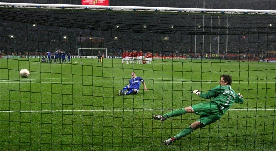 Champions League: Οι 10 τελευταίοι τελικοί #7. Στις 21 Μαΐου στο γήπεδο «Λουζνίκι» της Μόσχας διεξήχθη ο 16ος τελικός του Champions League. Για πρώτη φορά στην ιστορία του θεσμού συναντήθηκαν δύο αγγλικές ομάδες στον τελικό. Αντίπαλες ήταν η Μάντσεστερ Γιουνάιτεντ και η Τσέλσι με τους «μπέμπηδες» να κερδίζουν τον τρίτο τους τίτλο στην διοργάνωση στα πέναλτι (6-5) αφού η κανονική διάρκεια του αγώνα και η παράταση τις βρήκαν ισόπαλες 1-1. Η στιγμή που χαρακτήρισε τον τελικό ήταν το χαμένο πέναλτι του Τζον Τέρι.