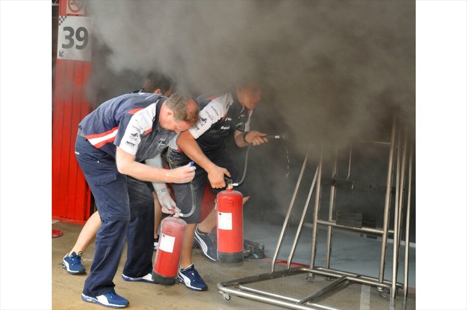 Formula 1: Πυρκαγιά στο γκαράζ της Williams #11. REUTERS/JOSEP LOASO