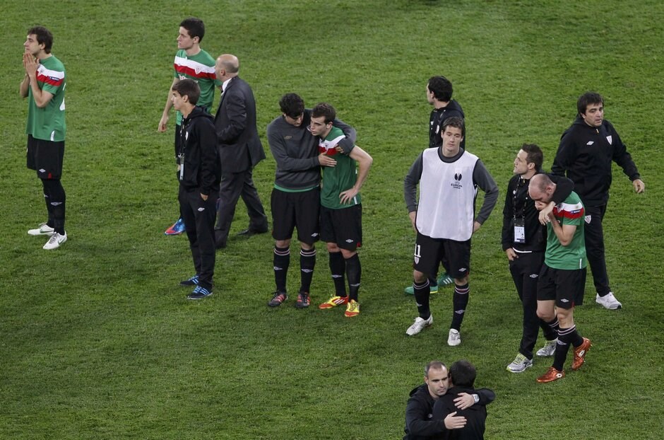 Europa League: Στιγμές από τον τελικό #4. Η Ατλέτικο Μαδρίτης κατάκτησε τον δεύτερο τίτλο  της στο Europa League, επικρατώντας στον τελικό της διοργάνωσης, που διεξήχθη στο Βουκουρέστι, της Αθλέτικ Μπιλμπάο με 3-0. Τη διαφορά στον ισπανικό ποδοσφαιρικό εμφύλιο έκανε ένας «εξωπραγματικός» Ρανταμέλ Φαλκάο, που με την εμφάνισή του απέδειξε ότι μετά τους Μέσι και Ρονάλντο, είναι αυτή τη στιγμή ο πιο «καυτός» επιθετικός, τουλάχιστον στα ευρωπαϊκά γήπεδα.