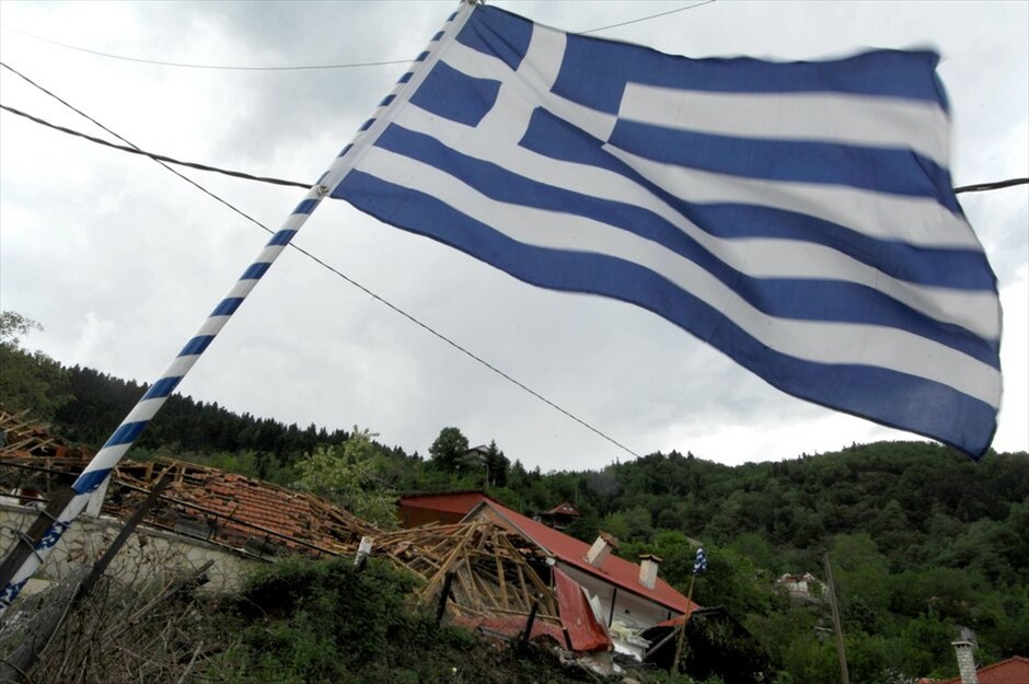 Κατολισθήσεις στο νομό Τρικάλων #2. Μεγάλες είναι οι ζημιές από τις καθιζήσεις και τις κατολισθήσεις στο Ροπωτό του δήμου Πύλης Τρικάλων. Ένα μεγάλο τμήμα του χωριού Ροπωτό έχει εξαφανιστεί εξαιτίας του φαινομένου ενώ η κατάσταση μέρα με τη μέρα επιδεινώνεται. Πολλοί κάτοικοι του χωριού που τα σπίτια τους έχουν πέσει μένουν πια σε αυτοσχέδιες καλύβες.