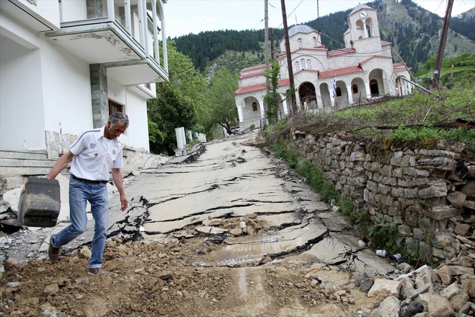 Κατολισθήσεις στο νομό Τρικάλων #3. Μεγάλες είναι οι ζημιές από τις καθιζήσεις και τις κατολισθήσεις στο Ροπωτό του δήμου Πύλης Τρικάλων. Ένα μεγάλο τμήμα του χωριού Ροπωτό έχει εξαφανιστεί εξαιτίας του φαινομένου ενώ η κατάσταση μέρα με τη μέρα επιδεινώνεται. Πολλοί κάτοικοι του χωριού που τα σπίτια τους έχουν πέσει μένουν πια σε αυτοσχέδιες καλύβες.