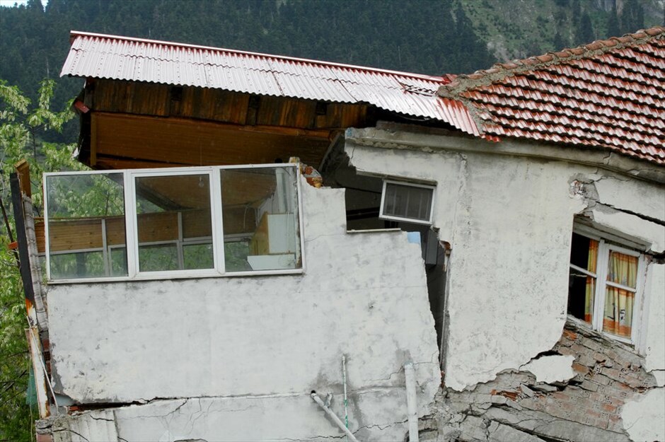 Κατολισθήσεις στο νομό Τρικάλων #7. Μεγάλες είναι οι ζημιές από τις καθιζήσεις και τις κατολισθήσεις στο Ροπωτό του δήμου Πύλης Τρικάλων. Ένα μεγάλο τμήμα του χωριού Ροπωτό έχει εξαφανιστεί εξαιτίας του φαινομένου ενώ η κατάσταση μέρα με τη μέρα επιδεινώνεται. Πολλοί κάτοικοι του χωριού που τα σπίτια τους έχουν πέσει μένουν πια σε αυτοσχέδιες καλύβες.