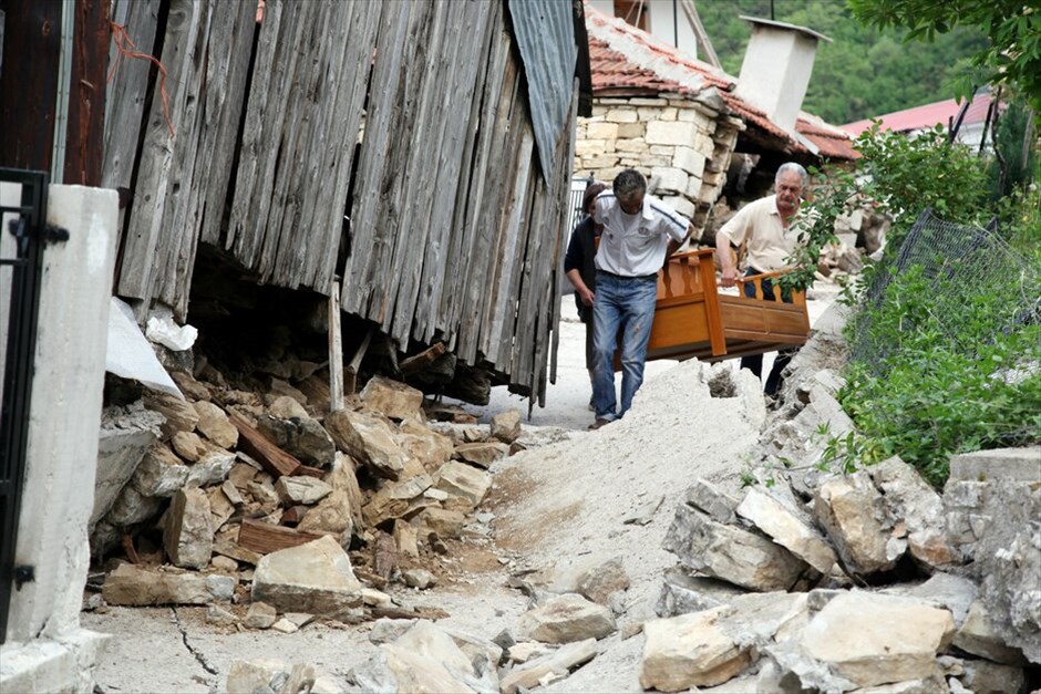 Κατολισθήσεις στο νομό Τρικάλων #8. Μεγάλες είναι οι ζημιές από τις καθιζήσεις και τις κατολισθήσεις στο Ροπωτό του δήμου Πύλης Τρικάλων. Ένα μεγάλο τμήμα του χωριού Ροπωτό έχει εξαφανιστεί εξαιτίας του φαινομένου ενώ η κατάσταση μέρα με τη μέρα επιδεινώνεται. Πολλοί κάτοικοι του χωριού που τα σπίτια τους έχουν πέσει μένουν πια σε αυτοσχέδιες καλύβες.