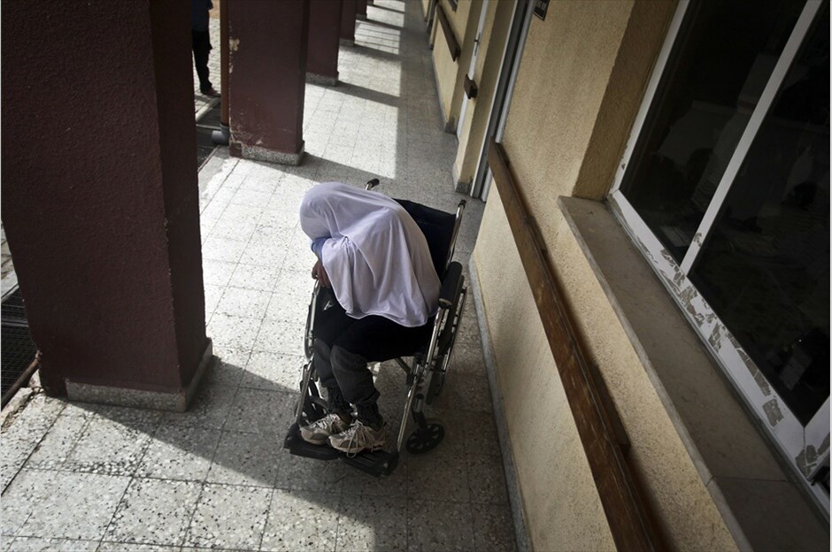 Ενα διαφορετικό σχολείο στη Λωρίδα της Γάζας #8. Το Κέντρο Αποκατάστασης για άτομα με προβλήματα όρασης του Αλ-Νουρ ήταν το πρώτο σχολείο που ιδρύθηκε από τα Ηνωμένα Εθνη στη Λωρίδα της Γάζας, για παιδιά από 5 έως 16 χρονών που πάσχουν  από μερική ή ολική τύφλωση.Iδρύθηκε από την Οργάνωση των Ηνωμένων Εθνών για την περίθαλψη Παλαιστίνιων προσφύγων στην Εγγύς Ανατολή (UNRWA). Η UNRWA παρέχει βασική εκπαίδευση σε παιδιά Παλαιστινίων προσφύγων από το 1950. Το κέντρο στο Αλ-Νουρ χτίστηκε εκ νέου το 1996, από χορηγία της ιαπωνικής κυβέρνησης. Παλαιστίνιοι δάσκαλοι παρέχουν σε παιδιά με ολική ή μερική τύφλωση μαθήματα ανάγνωσης, γραφής, ασκήσεις κοινωνικού προσανατολισμού και αθλητισμού, καθώς και εκμάθηση μουσικών οργάνων. Το Νοέμβριο του 2001, στο σχολείο απονεμήθηκε το Βραβείο Αριστείας Sharjah για την πρωτοποριακή μεταχείριση και αγωγή παιδιών με ειδικές ανάγκες.Σήμερα υπάρχουν 149 μαθητές στο σχολείο. Από αυτούς, οι 89 είναι τυφλοί και οι 60 με προβλήματα όρασης. Στα παιδιά παρέχονται γυαλιά και οπτικά βοηθήματα, ενώ παράλληλα λειτουργεί τυπογραφικό κέντρο Μπράιγ.
