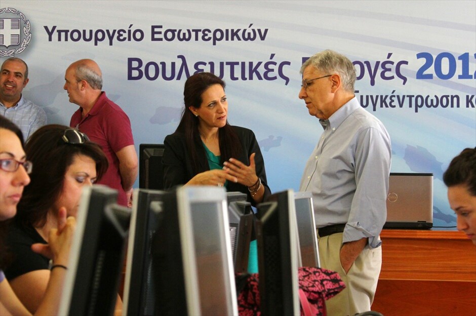 Γενική πρόβα για τις Βουλευτικές Εκλογές 2012 #3. Ο ΥΠΕΣ, Τάσος Γιαννίτσης, συζητά με τη δ.σ. της Singular Logic, Μαρίκα Λάμπρου, κατά τη διάρκεια της γενικής πρόβας για τη μετάδοση των αποτελεσμάτων των εκλογών./