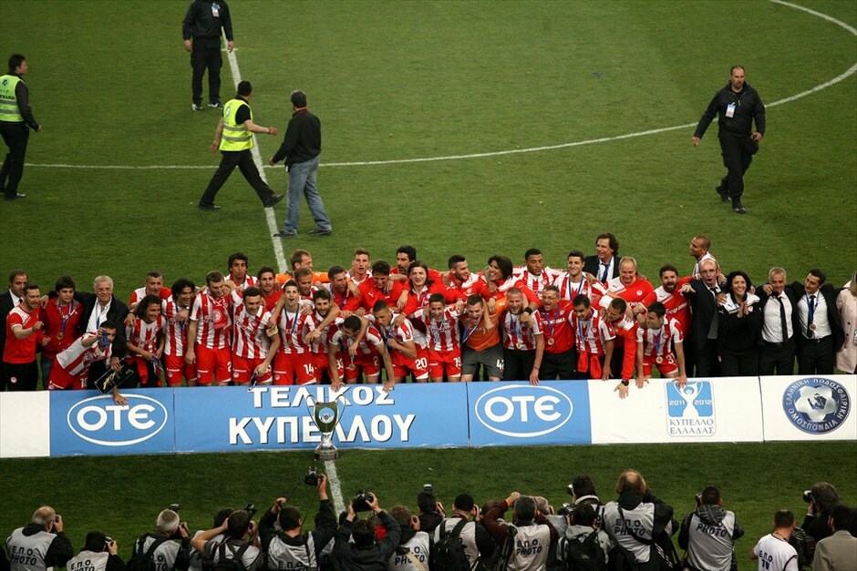 Στιγμές από τον τελικό Κυπέλλου μεταξύ Ολυμπιακού - Ατρομήτου #1. Μετά το πρωτάθλημα, ο Ολυμπιακός κατέκτησε και το Κύπελλο Ελλάδας, φτάνοντας έτσι στο νταμπλ για τη σεζόν 2011/12. Οι "ερυθρόλευκοι" επικράτησαν με 2-1 του Ατρομήτου στην παράταση στον τελικό της διοργάνωσης, που διεξήχθη στο ΟΑΚΑ.