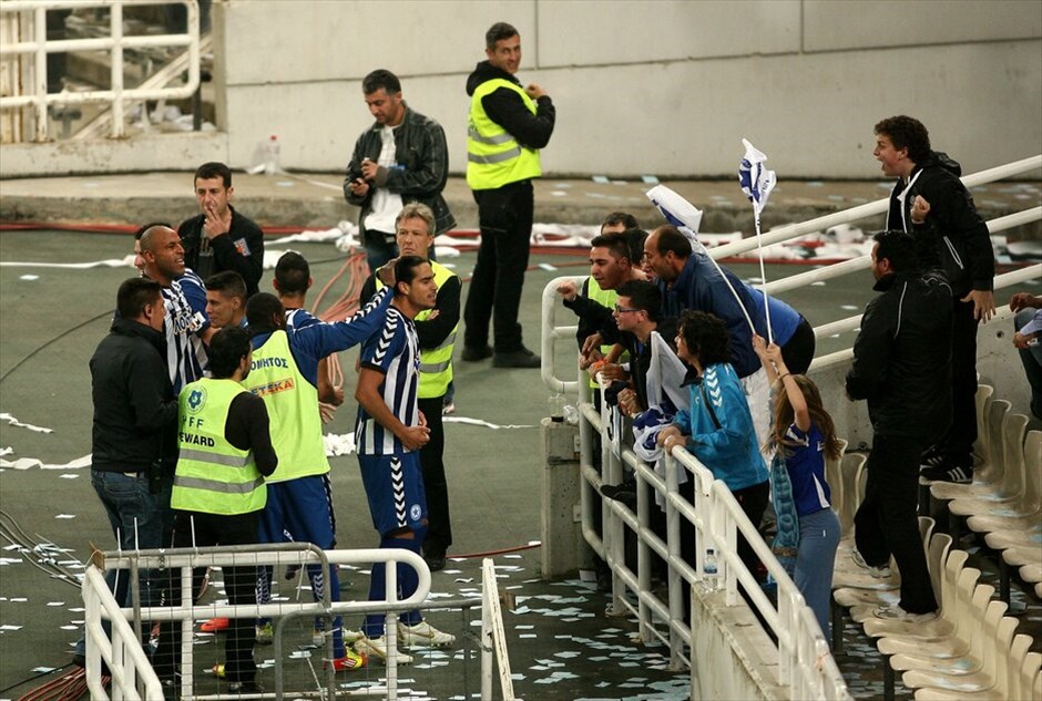 Στιγμές από τον τελικό Κυπέλλου μεταξύ Ολυμπιακού - Ατρομήτου #12. Μετά το πρωτάθλημα, ο Ολυμπιακός κατέκτησε και το Κύπελλο Ελλάδας, φτάνοντας έτσι στο νταμπλ για τη σεζόν 2011/12. Οι "ερυθρόλευκοι" επικράτησαν με 2-1 του Ατρομήτου στην παράταση στον τελικό της διοργάνωσης, που διεξήχθη στο ΟΑΚΑ.