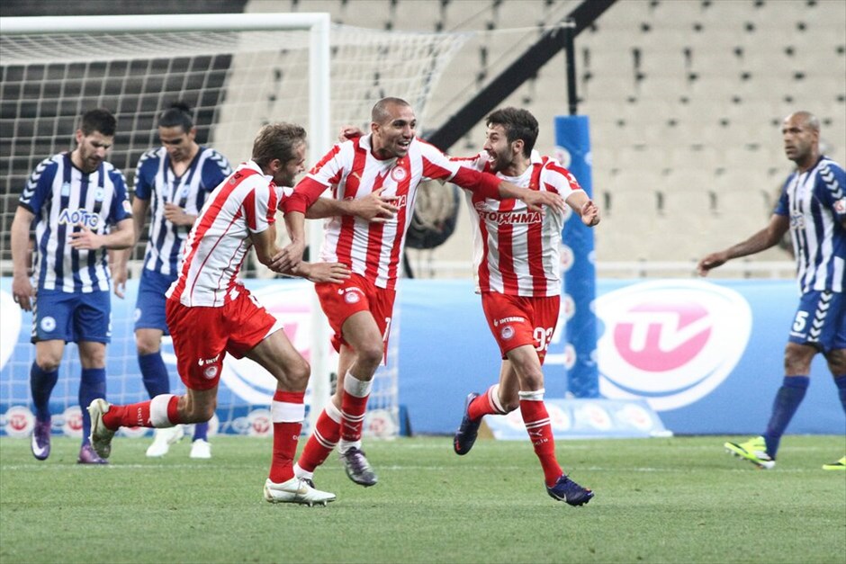 Στιγμές από τον τελικό Κυπέλλου μεταξύ Ολυμπιακού - Ατρομήτου #18. Μετά το πρωτάθλημα, ο Ολυμπιακός κατέκτησε και το Κύπελλο Ελλάδας, φτάνοντας έτσι στο νταμπλ για τη σεζόν 2011/12. Οι "ερυθρόλευκοι" επικράτησαν με 2-1 του Ατρομήτου στην παράταση στον τελικό της διοργάνωσης, που διεξήχθη στο ΟΑΚΑ.