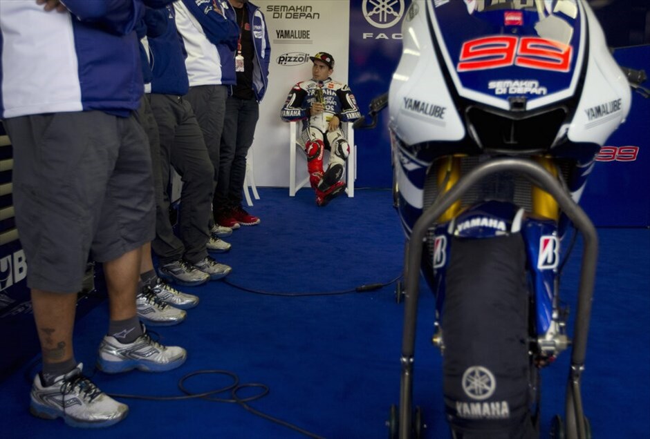 Moto GP: Οι ελεύθερες δοκιμές της Παρασκευής στην Ισπανία #16. Ο Χόρχε Λορένθο στο γκαράζ της Yamaha Factory Racing.