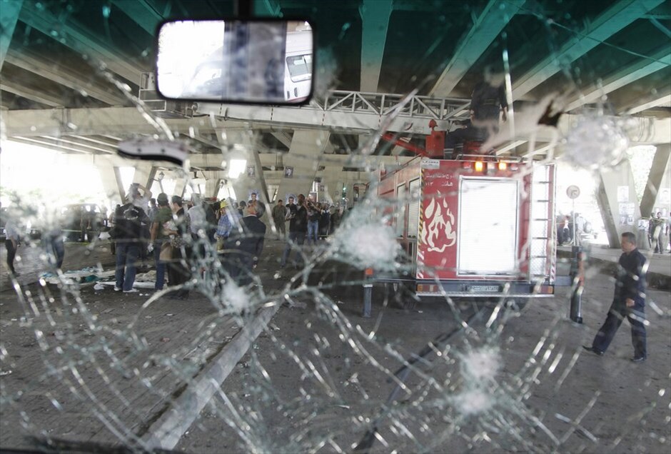 Συρία: Εκρηξη με νεκρούς στη Δαμασκό #6. Εννέα άνθρωποι σκοτώθηκαν και 20 τραυματίστηκαν, ανάμεσά τους και μέλη των δυνάμεων ασφαλείας, σε επίθεση αυτοκτονίας που σημειώθηκε νωρίτερα έξω από ένα τέμενος στην κεντρική συνοικία Μιντάν της Δαμασκού, μετέδωσε το κρατικό πρακτορείο MENA.