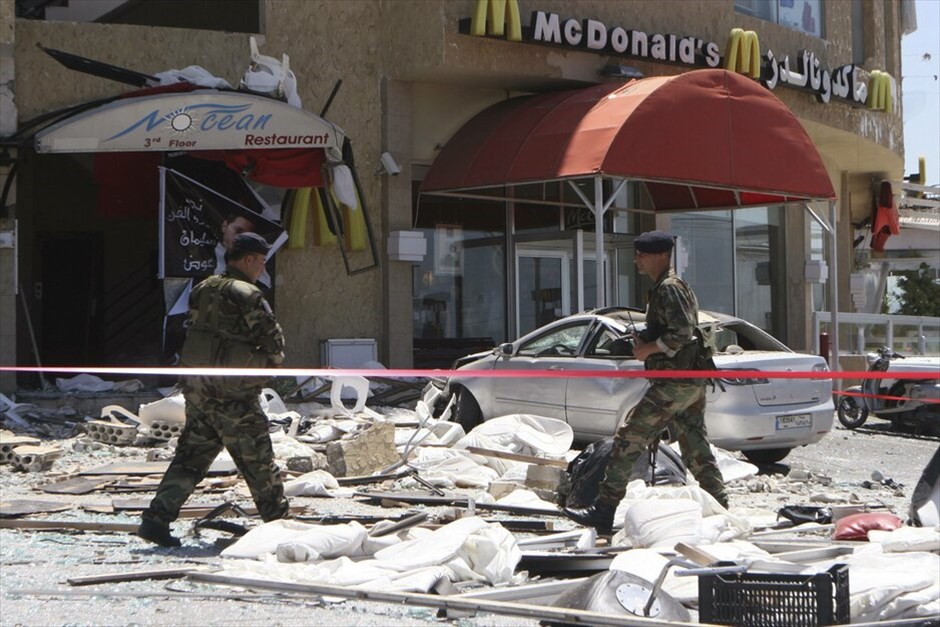 Λίβανος: Εκρηξη σε εστιατόριο  #1. Επτά τουλάχιστον άτομα τραυματίστηκαν από την ισχυρή έκρηξη που προκλήθηκε λίγο μετά τα μεσάνυχτα σε εστιατόριο που βρισκόταν στα περίχωρα της πόλης Τύρου, στο νότιο Λίβανο. Από την έκρηξη προκλήθηκαν σοβαρές ζημιές στο τριώροφο εμπορικό κέντρο όπου στεγαζόταν το εστιατόριο.