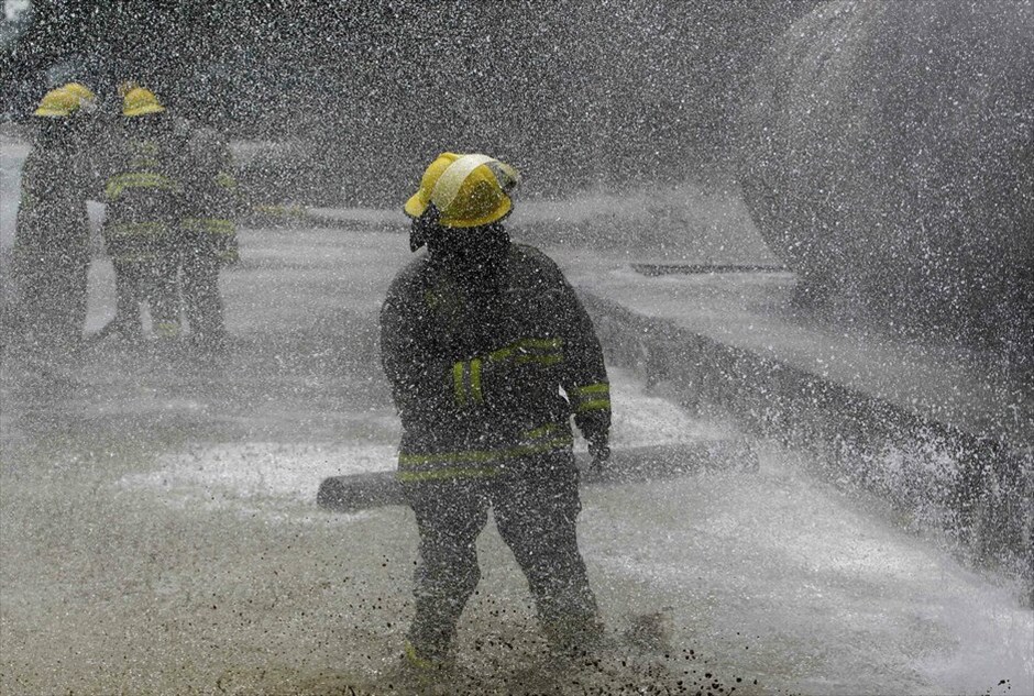 Αφγανιστάν: Εκρηξη σε δεξαμενή καυσίμων στην Καμπούλ #4. Πυροσβέστες επιχειρούν να σβήσουν πυρκαγιά σε δεξαμενή καυσίμων στην Καμπούλ. Τα αίτια της φωτιάς είναι άγνωστα και διερευνώνται από την αστυνομία.