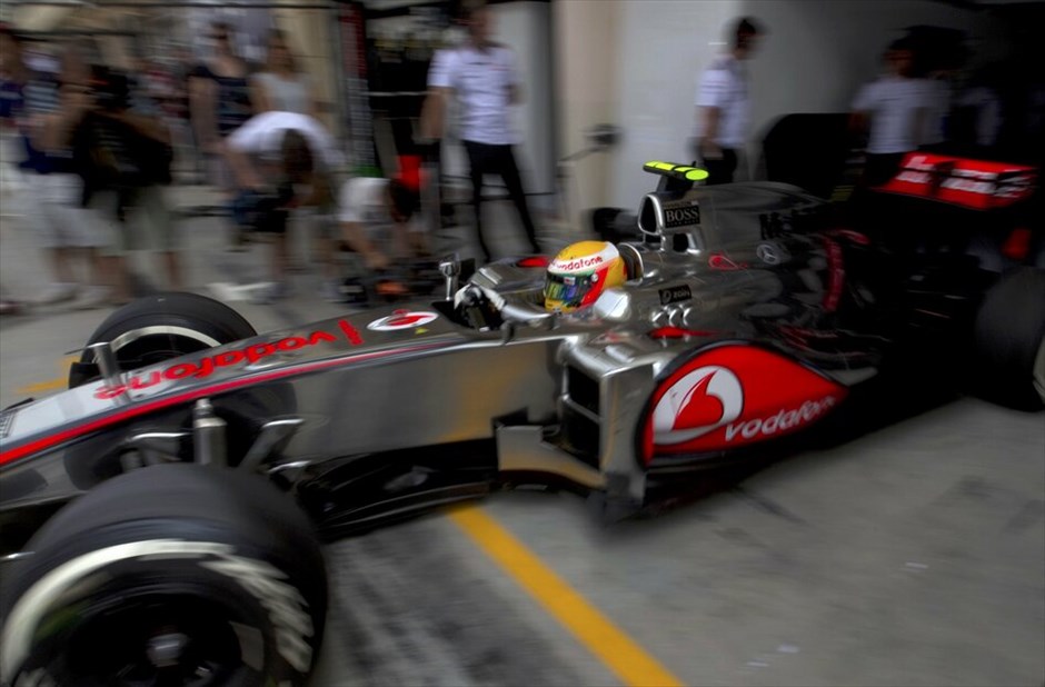 Formula 1: Ελεύθερες δοκιμές της Παρασκευής στο Μπαχρέιν #6. Ο Λιούις Χάμιλτον βγαίνει από τα πιτς της McMaren - Mercedes.