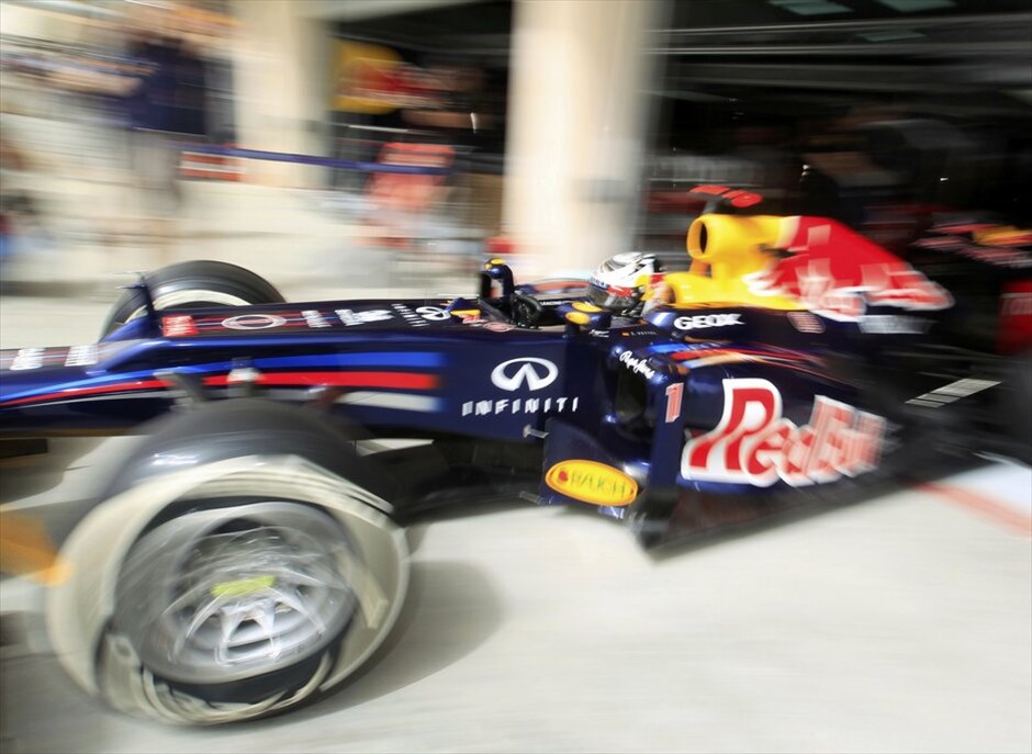 Formula 1: Ελεύθερες δοκιμές της Παρασκευής στο Μπαχρέιν #8. Ο Σεμπάστιαν Φέτελ αφήνει τα πιτς της Red Bull - Renault.