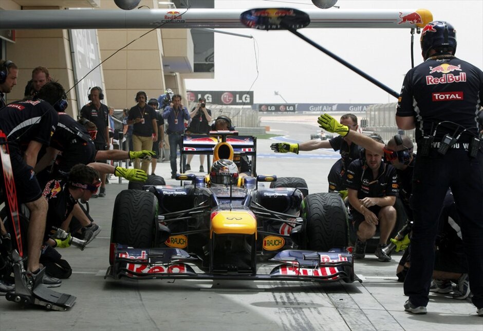 Formula 1: Ελεύθερες δοκιμές της Παρασκευής στο Μπαχρέιν #16. O Σεμπάστιαν Φέτελ στα πιτς της Red Bull - Renault.