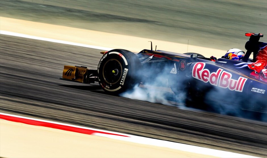Formula 1: Ελεύθερες δοκιμές της Παρασκευής στο Μπαχρέιν #18. Μπλοκάρισμα τροχών από τον Σεμπάστιαν Φέτελ (Red Bull - Renault).