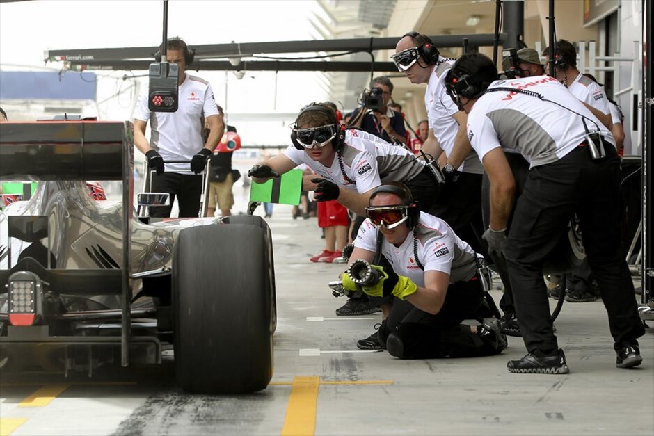 Formula 1: Ελεύθερες δοκιμές της Παρασκευής στο Μπαχρέιν #31. Μηχανικοί της McLaren - Mercedes ετοιμάζονται να αλλάξουν τα ελαστικά στο μονοθέσιο του Τζένσον Μπάτον.