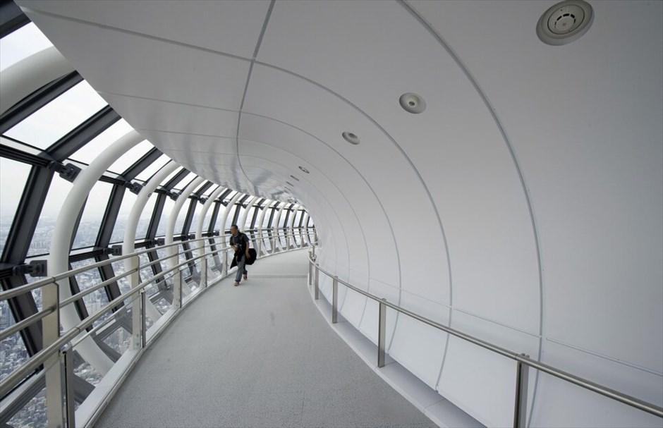 Tokyo Sky Tree: Ο υψηλότερος αυτόνομος πύργος στον κόσμο #9. O Tokyo Sky Tree είναι ο υψηλότερος αυτόνομος πύργος στον κόσμο και έχει ύψος 634 μέτρα. Αποτελεί το νέο τηλεπικοινωνιακό κέντρο του Τόκιο και θα έχει δύο παρατηρητήρια, ένα στα 350 και ένα στα 350 μέτρα αντίστοιχα. Παράλληλα, θα διαθέτει καταστήματα και εστιατόρια. Εχει κατασκευαστεί στο κέντρο της Ιαπωνικής πρωτεύουσας και είναι η δεύτερη υψηλότερη, ανθρώπινη κατασκευή στον κόσμο μετά τον ουρανοξύστη Burj Khalifa στο Ντουμπάι που υψώνεται 828 μέτρα πάνω από την επιφάνεια της γης. Τα εγκαίνια του Tokyo Sky Tree αναμένεται να γίνουν στις 22 Μαΐου.