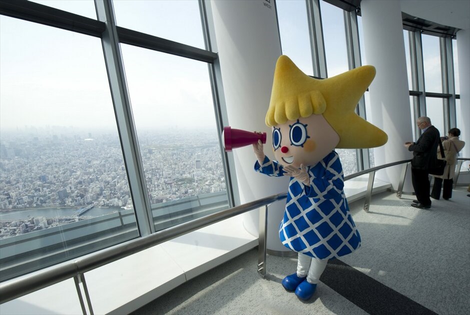 Tokyo Sky Tree: Ο υψηλότερος αυτόνομος πύργος στον κόσμο #13. O Tokyo Sky Tree είναι ο υψηλότερος αυτόνομος πύργος στον κόσμο και έχει ύψος 634 μέτρα. Αποτελεί το νέο τηλεπικοινωνιακό κέντρο του Τόκιο και θα έχει δύο παρατηρητήρια, ένα στα 350 και ένα στα 350 μέτρα αντίστοιχα. Παράλληλα, θα διαθέτει καταστήματα και εστιατόρια. Εχει κατασκευαστεί στο κέντρο της Ιαπωνικής πρωτεύουσας και είναι η δεύτερη υψηλότερη, ανθρώπινη κατασκευή στον κόσμο μετά τον ουρανοξύστη Burj Khalifa στο Ντουμπάι που υψώνεται 828 μέτρα πάνω από την επιφάνεια της γης. Τα εγκαίνια του Tokyo Sky Tree αναμένεται να γίνουν στις 22 Μαΐου.