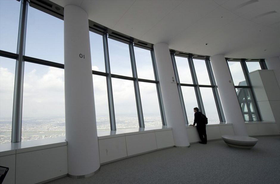 Tokyo Sky Tree: Ο υψηλότερος αυτόνομος πύργος στον κόσμο #15. O Tokyo Sky Tree είναι ο υψηλότερος αυτόνομος πύργος στον κόσμο και έχει ύψος 634 μέτρα. Αποτελεί το νέο τηλεπικοινωνιακό κέντρο του Τόκιο και θα έχει δύο παρατηρητήρια, ένα στα 350 και ένα στα 350 μέτρα αντίστοιχα. Παράλληλα, θα διαθέτει καταστήματα και εστιατόρια. Εχει κατασκευαστεί στο κέντρο της Ιαπωνικής πρωτεύουσας και είναι η δεύτερη υψηλότερη, ανθρώπινη κατασκευή στον κόσμο μετά τον ουρανοξύστη Burj Khalifa στο Ντουμπάι που υψώνεται 828 μέτρα πάνω από την επιφάνεια της γης. Τα εγκαίνια του Tokyo Sky Tree αναμένεται να γίνουν στις 22 Μαΐου.