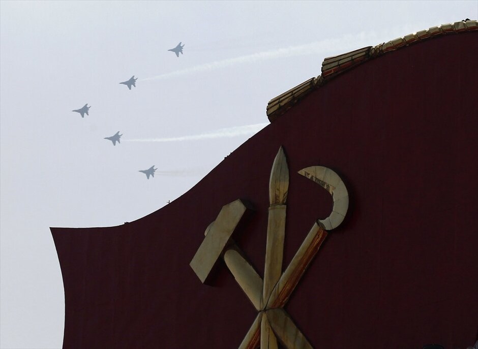 Β. Κορέα: Εκδηλώσεις για τα 100 χρόνια από την γέννηση του ιδρυτή της #16. Μεγάλη στρατιωτική παρέλαση για να τιμηθεί η επέτειος των 100 ετών από την γέννηση του Κιμ Ιλ Σουνγκ, ιδρυτή της Λαϊκής Δημοκρατίας της Κορέας και παππού του νέου ηγέτη της Βόρειας Κορέας, Κιμ Γιονγκ Ουν.