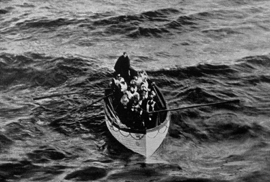Τιτανικός: Εικονές από το παρελθόν #10. Σωστική λέμβος με επιζώντες από τον Τιτανικό προσεγγίζει το πλοίο «Carpathia» που συνέβαλε τη διάσωση.