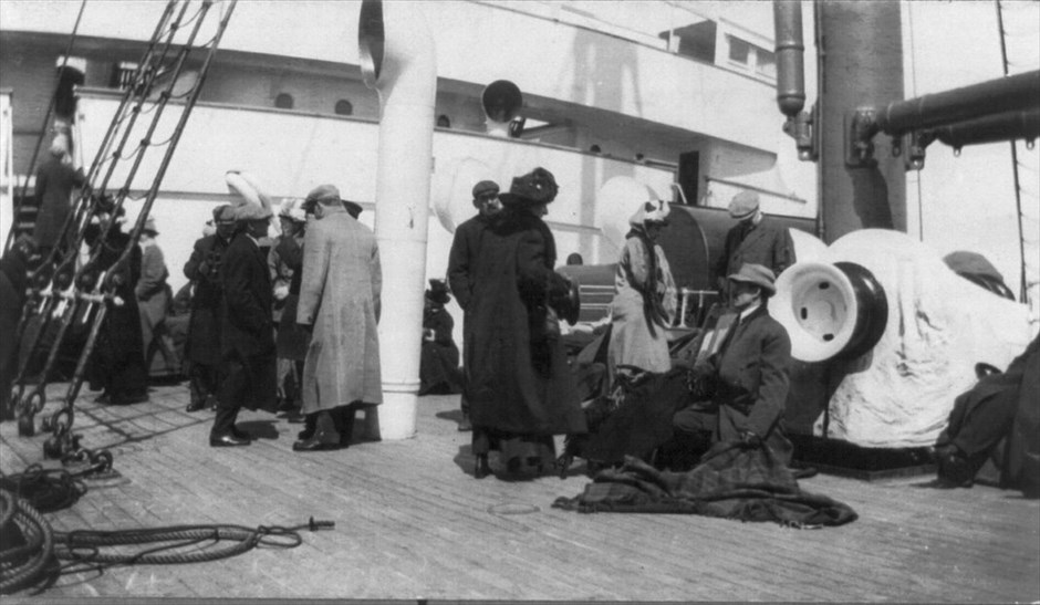 Τιτανικός: Εικονές από το παρελθόν #12. Ομάδα επιζώντων βρίσκεται στο πλοίο «Carpathia».