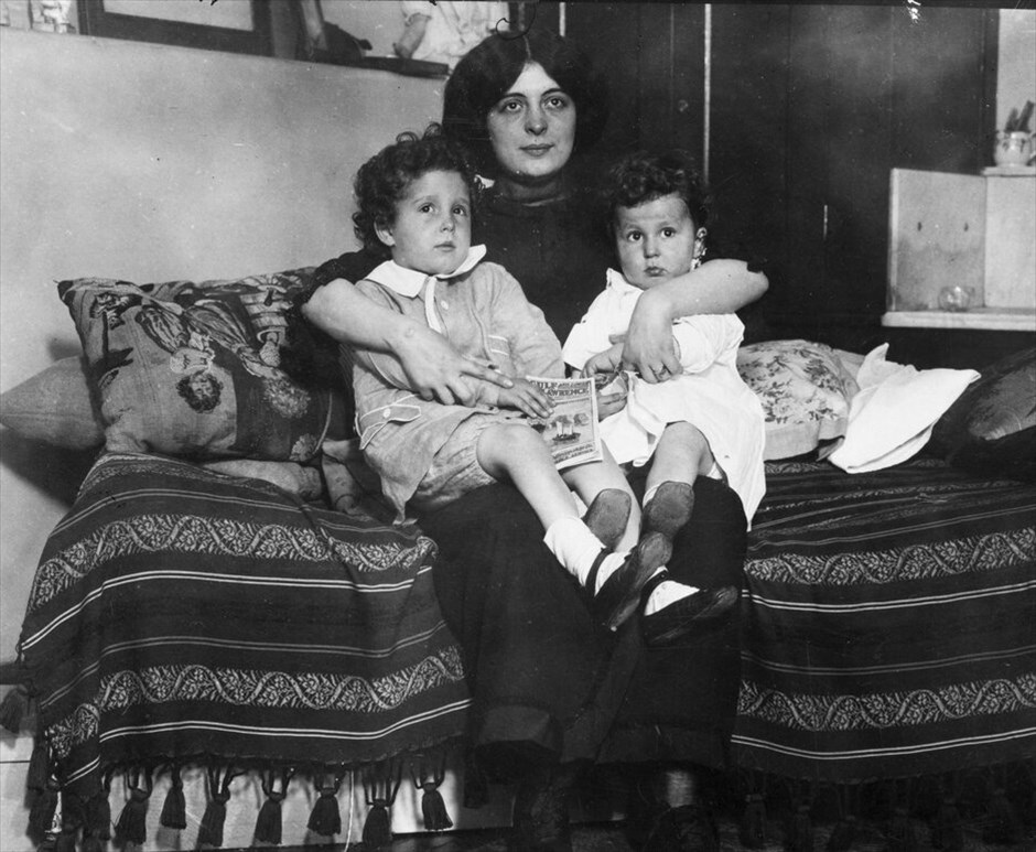 Τιτανικός: Εικονές από το παρελθόν #16. Ο Εντμόντ και ο Μισέλ Ναβρατίλ, από τη Νίκαια της Γαλλίας, στην αγκαλιά της μητέρας τους Μαρσέλ μετά την επανένωσή τους το 1912. Ο Μισέλ και ο Εντμόντ, τεσσάρων και δύο, γνωστοί και ως τα «ορφανά του Τιτανικού» ήταν τα μόνα παιδιά που διασώθηκαν από τον Τιτανικό χωρίς γονείς ή κηδεμόνες. Τα παιδιά, που δεν μιλούσαν αγγλικά, φρόντισε η γαλλόφωνη επιβάτης Μάργκαρετ Χέιζ μέχρι τον εντοπισμό της μητέρας τους στη Γαλλία.