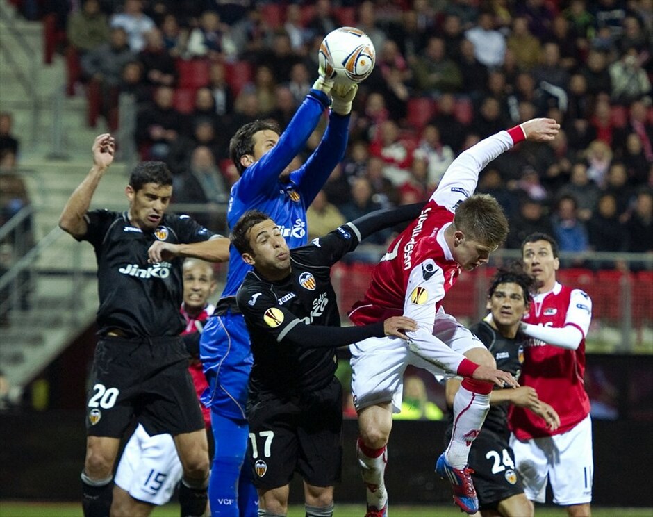 Europa League: Στιγμές από τον αγώνα Αλκμααρ - Βαλένθια #2. Μικρό προβάδισμα πήρε η Αλκμααρ στην Ολλανδία με το 2-1 επί της Βαλένθια, εκ των φαβορί για την κατάκτηση του τροπαίου. Ο Χόλμαν έδωσε προβάδισμα στους γηπεδούχους στις καθυστερήσεις του ημιχρόνου, ο Μεχμέτ Τοπάλ ισοφάρισε για τις «νυχτερίδες» στο ξεκίνημα του δεύτερου και ο Μάρτενς χάρισε τη μεγάλη νίκη στους γηπεδούχους στο 79o λεπτό.