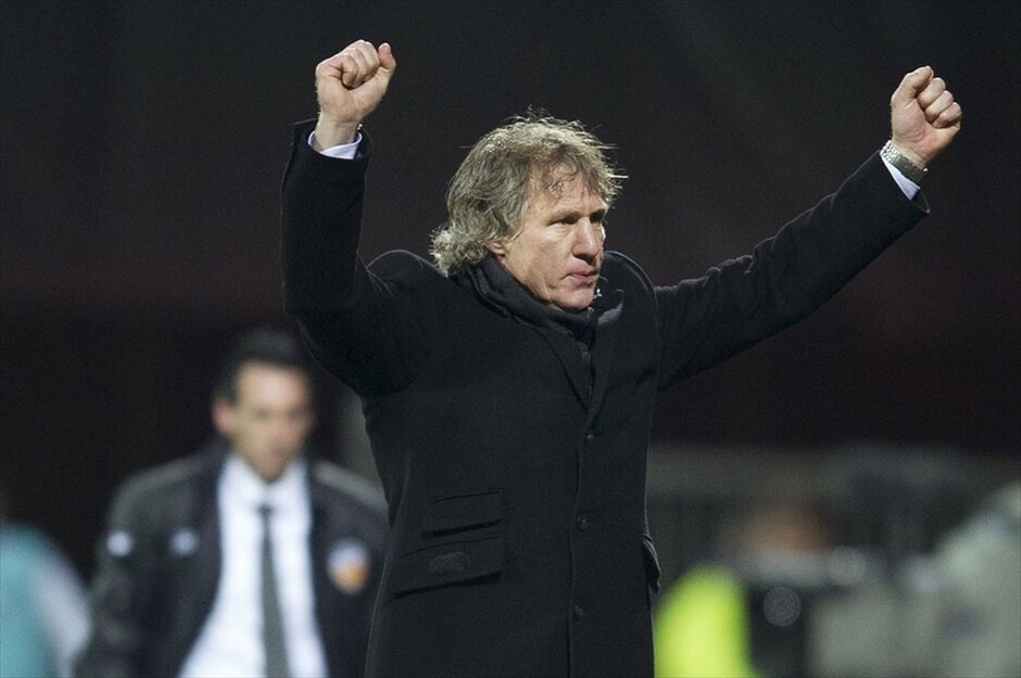Europa League: Στιγμές από τον αγώνα Αλκμααρ - Βαλένθια #3. Μικρό προβάδισμα πήρε η Αλκμααρ στην Ολλανδία με το 2-1 επί της Βαλένθια, εκ των φαβορί για την κατάκτηση του τροπαίου. Ο Χόλμαν έδωσε προβάδισμα στους γηπεδούχους στις καθυστερήσεις του ημιχρόνου, ο Μεχμέτ Τοπάλ ισοφάρισε για τις «νυχτερίδες» στο ξεκίνημα του δεύτερου και ο Μάρτενς χάρισε τη μεγάλη νίκη στους γηπεδούχους στο 79o λεπτό.