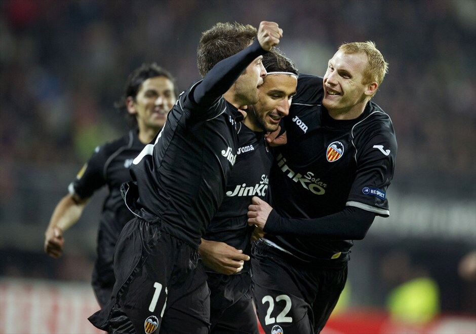 Europa League: Στιγμές από τον αγώνα Αλκμααρ - Βαλένθια #6. Μικρό προβάδισμα πήρε η Αλκμααρ στην Ολλανδία με το 2-1 επί της Βαλένθια, εκ των φαβορί για την κατάκτηση του τροπαίου. Ο Χόλμαν έδωσε προβάδισμα στους γηπεδούχους στις καθυστερήσεις του ημιχρόνου, ο Μεχμέτ Τοπάλ ισοφάρισε για τις «νυχτερίδες» στο ξεκίνημα του δεύτερου και ο Μάρτενς χάρισε τη μεγάλη νίκη στους γηπεδούχους στο 79o λεπτό.