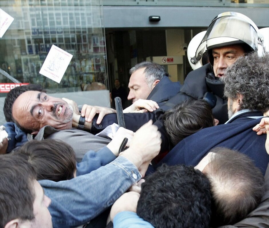 Γενική απεργία στην Ισπανία #5. Γενική απεργία κατά των μέτρων λιτότητας και των μεταρυθμίσεων στα εργασιακά πραγματοποιείται σήμερα στην Ισπανία. Η σημερινή γενική απεργία, που γίνεται μετά από έκκληση των δύο μεγαλύτερων συνδικάτων -Comisiones Obreras (CCOO) και UGT- είναι η έκτη από την θέσπιση των συνδικαλιστικών ελευθεριών το 1977. Η προηγούμενη γενική απεργία πραγματοποιήθηκε στις 29 Σεπτεμβρίου 2010.