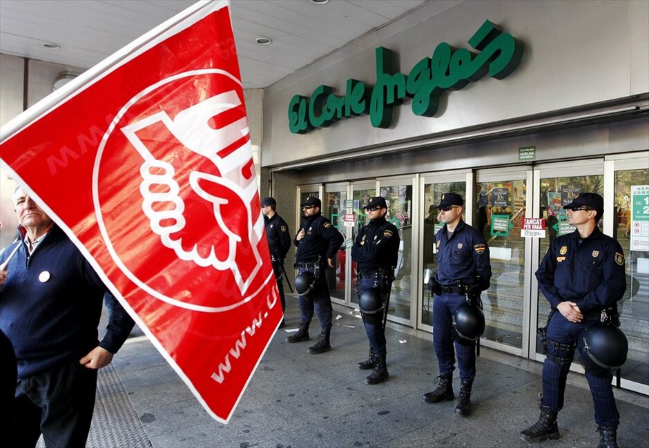 Γενική απεργία στην Ισπανία #13. Γενική απεργία κατά των μέτρων λιτότητας και των μεταρυθμίσεων στα εργασιακά πραγματοποιείται σήμερα στην Ισπανία. Η σημερινή γενική απεργία, που γίνεται μετά από έκκληση των δύο μεγαλύτερων συνδικάτων -Comisiones Obreras (CCOO) και UGT- είναι η έκτη από την θέσπιση των συνδικαλιστικών ελευθεριών το 1977. Η προηγούμενη γενική απεργία πραγματοποιήθηκε στις 29 Σεπτεμβρίου 2010.