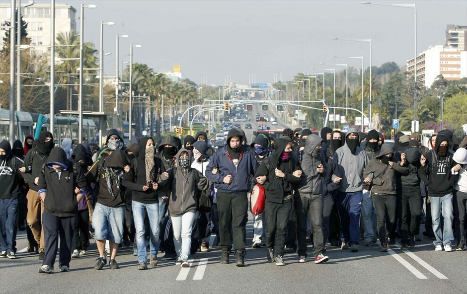 Γενική απεργία στην Ισπανία #15. Γενική απεργία κατά των μέτρων λιτότητας και των μεταρυθμίσεων στα εργασιακά πραγματοποιείται σήμερα στην Ισπανία. Η σημερινή γενική απεργία, που γίνεται μετά από έκκληση των δύο μεγαλύτερων συνδικάτων -Comisiones Obreras (CCOO) και UGT- είναι η έκτη από την θέσπιση των συνδικαλιστικών ελευθεριών το 1977. Η προηγούμενη γενική απεργία πραγματοποιήθηκε στις 29 Σεπτεμβρίου 2010.